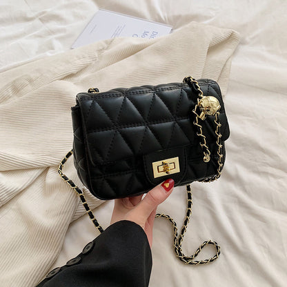 Diamond Pattern Chain Shoulder Bag